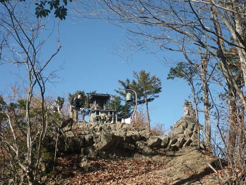 山頂からは奥秩父の大パノラマが望めます