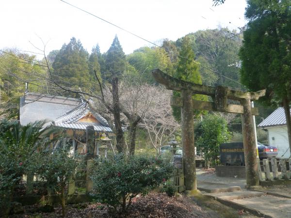 登山口のある熊野神社です。
