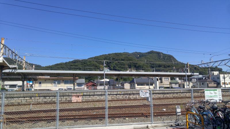 海田市駅から日浦山を望む。