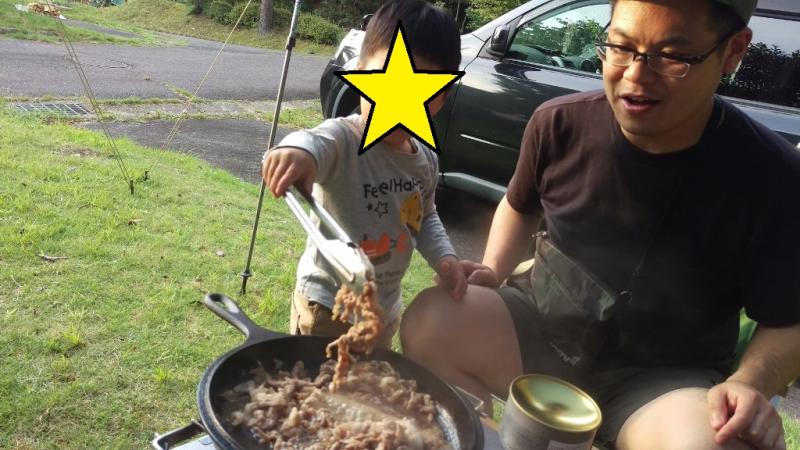 息子が肉焼きを手伝ってくれます。