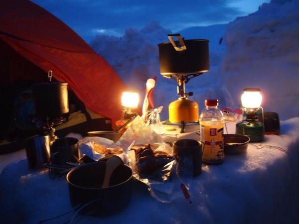 「立山 de すき焼き」でございます。ガスランタンが大活躍です。