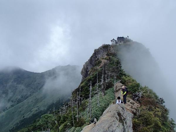 天狗岳方面から見た石鎚神社頂上社