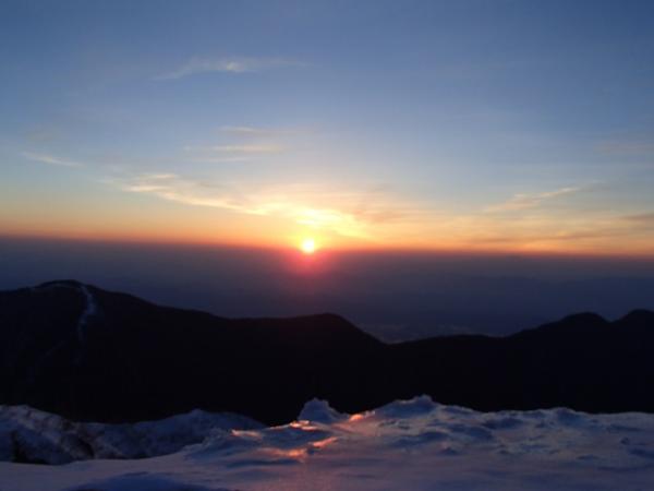 燕山荘からの朝陽です。4:45頃。手前の足元の雪面に朝陽が映っているのが気に入っています。
