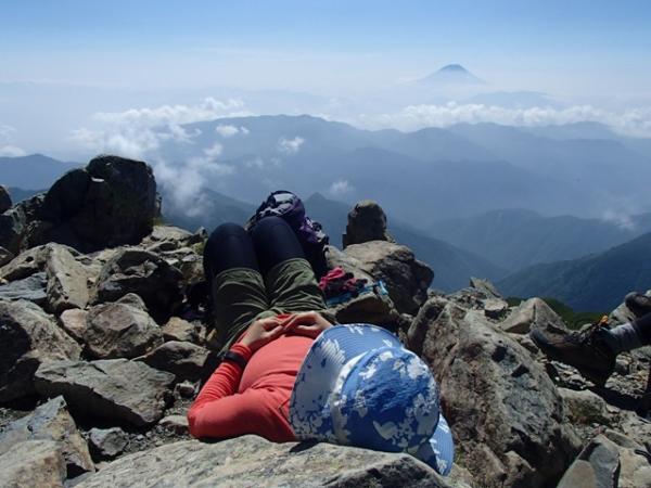 農鳥岳での休憩の一コマ。大好きな富士山を眺める贅沢☆
