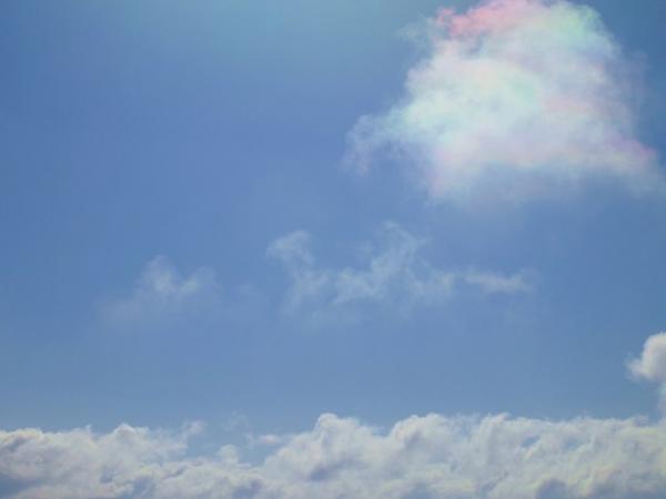 光の乱反射？　雲に色が！　サングラスをかけて見ると、色が更に濃かったです。