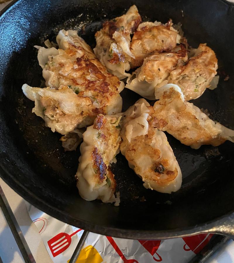 大きめのスキレットを餃子のために用意しました♪