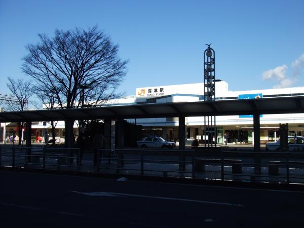 沼津駅。近くの駐車場に車を止めました。