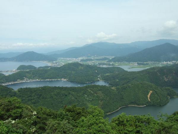 まずは山上公園の展望台から三方五湖を一望