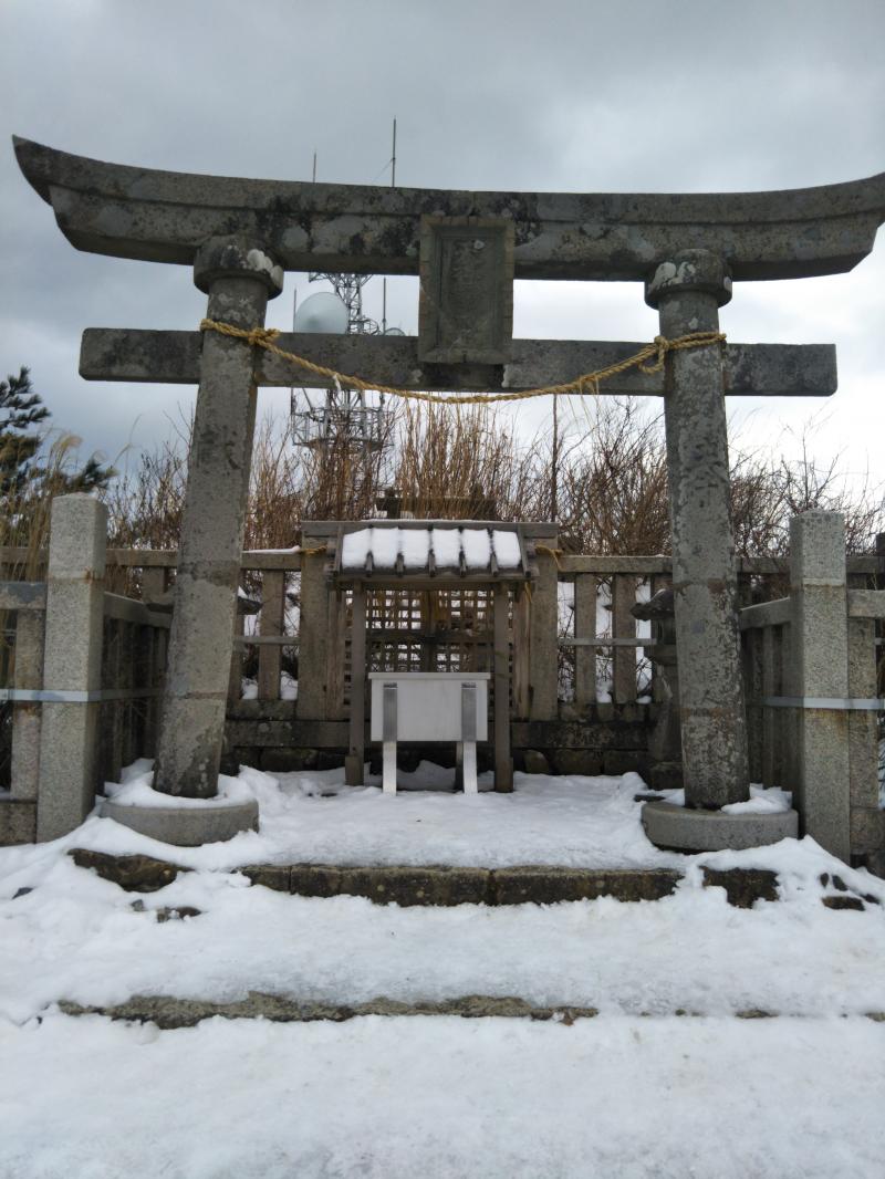 弥彦神社御神廟　雪が少ない(>_<)