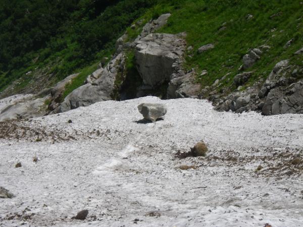セードの跡の様な長い長いラインをずっと辿ってみると…、巨大な岩が！こんな巨岩が延々と雪渓を転げた跡を見ると落石の恐ろしさを思い知る。