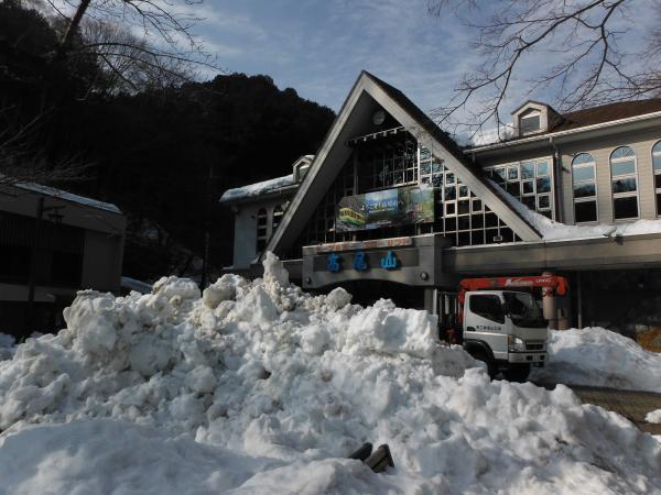 ケーブル カー 清滝駅の前。除雪された雪が山の様に！