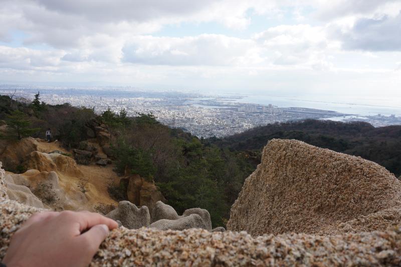 ザラついた花崗岩と神戸の街並み