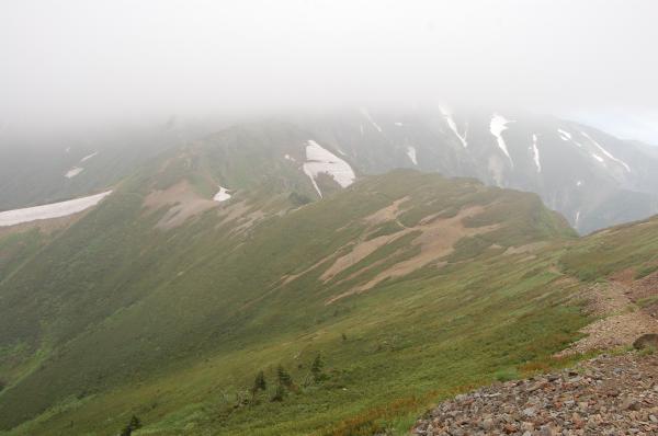 翌朝、唐松岳への稜線。ちょっとガスがかかっていますがいい天気。劔岳、立山も見えました。