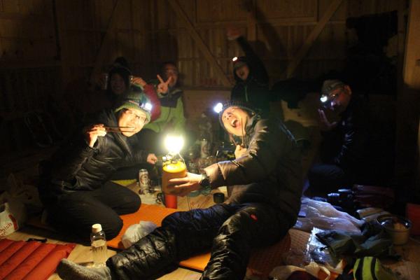 避難小屋はみんなで寝れば暖かく、快適でした。