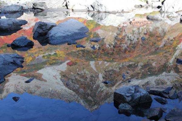 涸沢ヒュッテの近くに池があります。逆さ北穂高岳が水面に映ります。