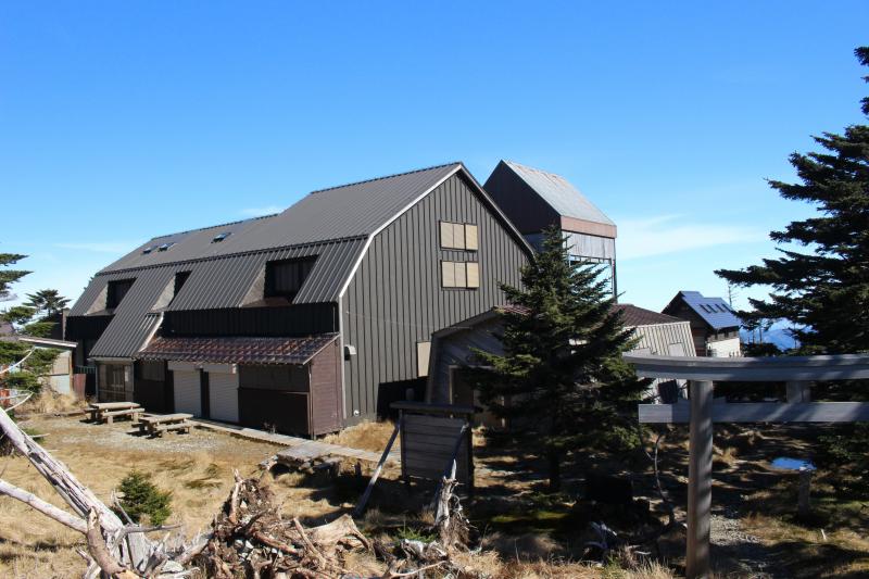 弥山小屋。閉まっています。