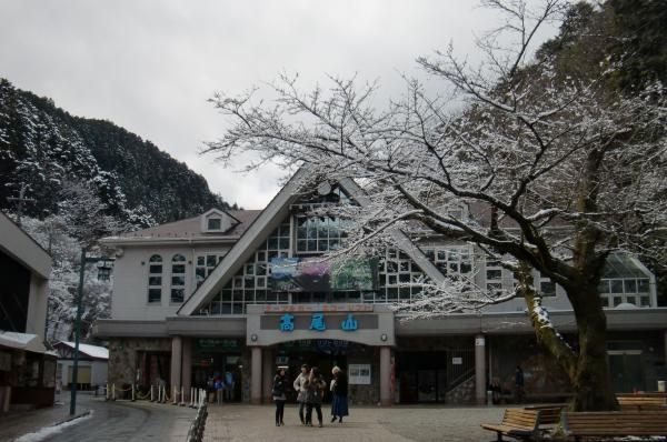 雪景色の高尾山口