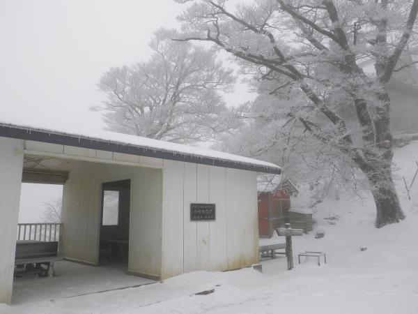 中岳山頂の休憩小屋。扉が無いので寒いです。