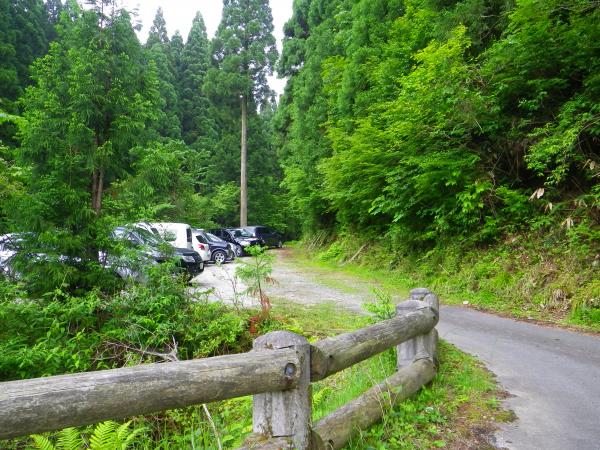 登山口駐車場。