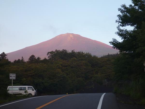 新五合目へと続くふじあざみラインをひたすら登ります。朝焼けの富士山が綺麗ですが、今いる場所も富士山の一部と言っていいでしょう。