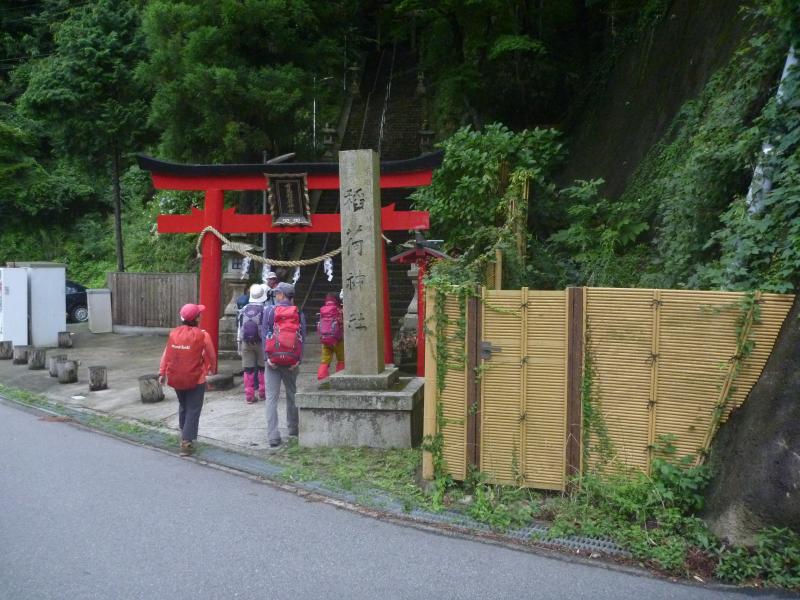 有馬温泉駅からしばらく車道を歩き、有馬稲荷神社から登山道に入っていきます。