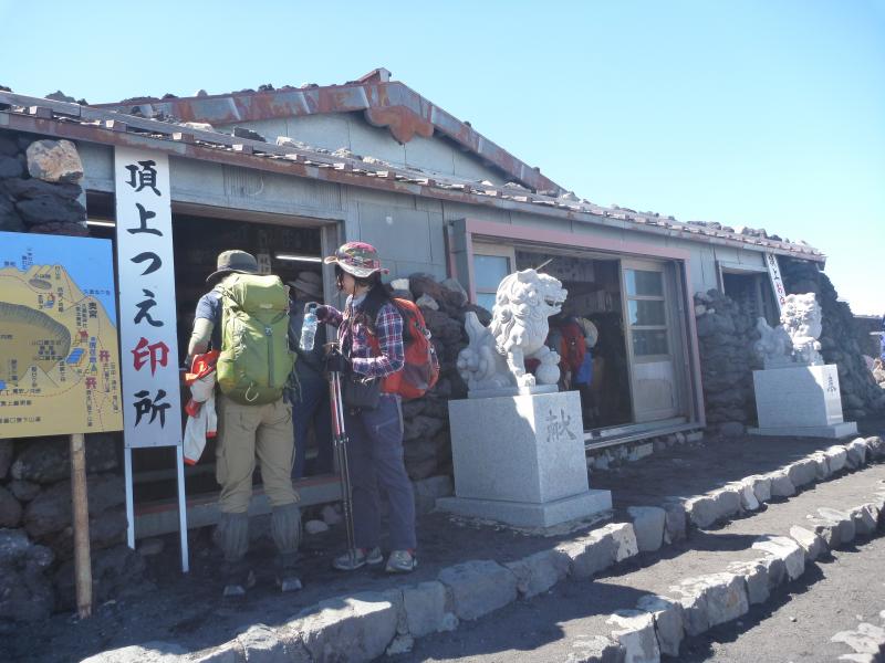 吉田・須走ルートの頂上にあたる、久須志神社。こちらは山小屋も多く、大勢の人で賑わっています。