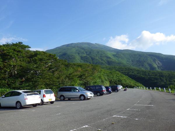 駐車場より鳥海山を望む
