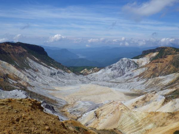 沼の平より火口を望む