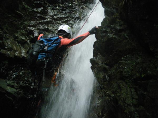 ダイナミックな沢登り！！夏にひんやり爽やかなアクティビティです。