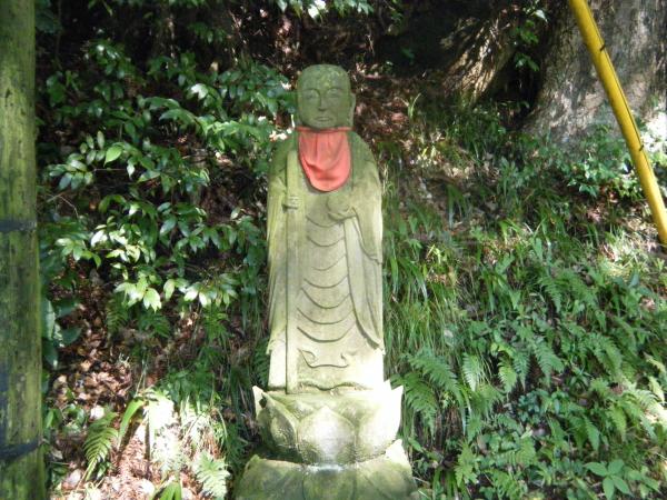 箱根の石仏達なんか好きです。湯本駅から阿弥陀寺までの間にいっぱい立ってます。