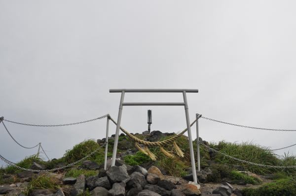 山頂の「天逆鉾（あまのかほこ）」。坂本龍馬が引き抜いたそうです