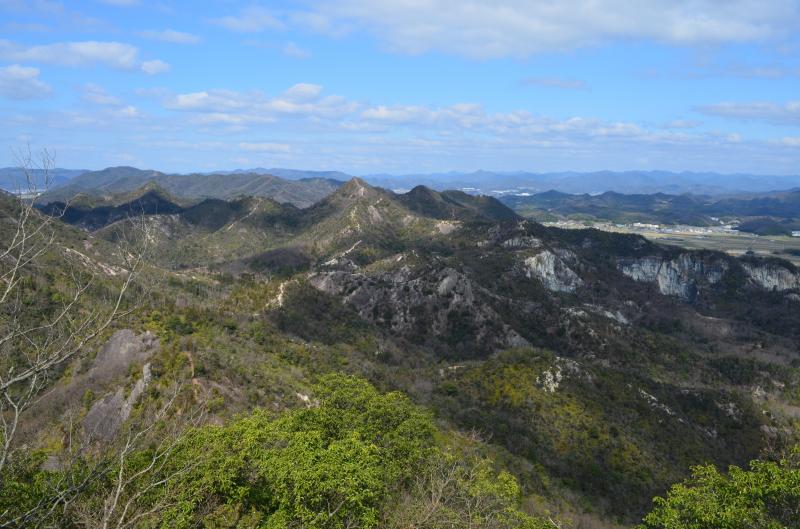 善防山から笠松山を眺めます。かなり距離があるように見えますが、標高差が少ないので意外と近いです