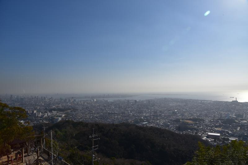 高取山の頂上から神戸の街並みを眺めます