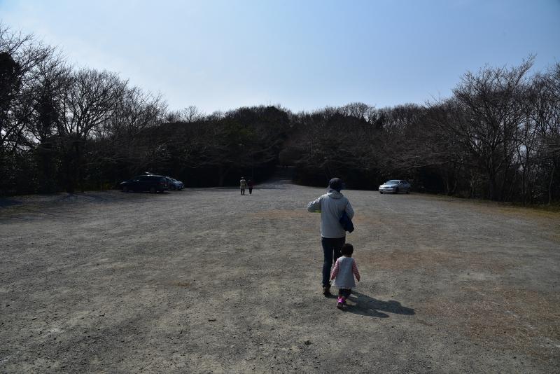 ここは山頂近くの神出神社の駐車場。広いです