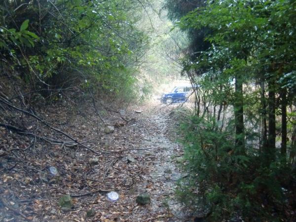 林道入り口より入山。車は入れないくらい荒れています。