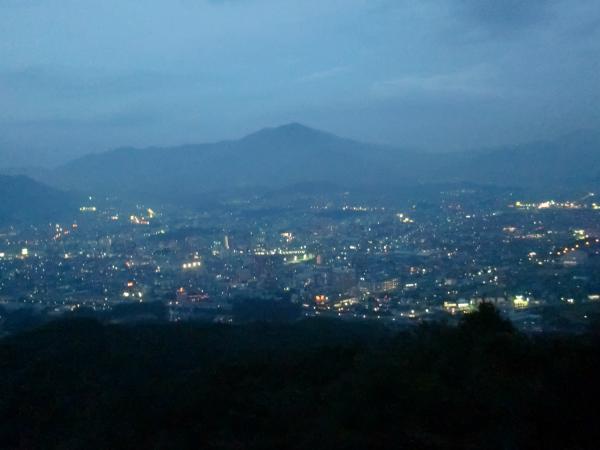 夜が近づいてきた山頂にて。