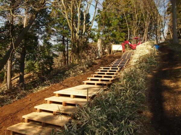 城山への木道（階段）が作られていました