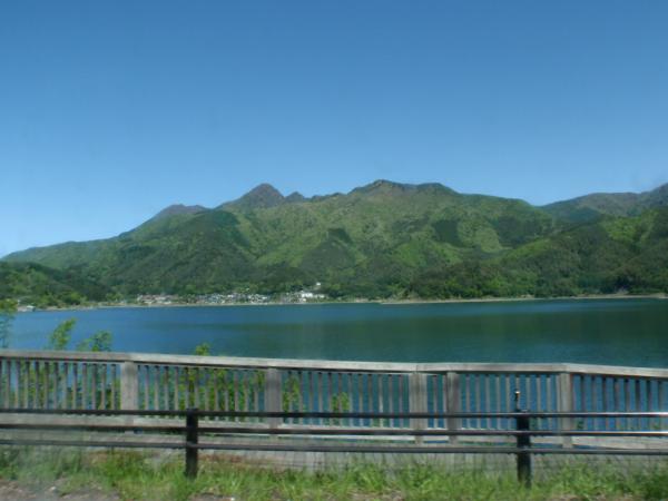 西湖湖畔から見た、左から鬼ヶ岳、十二ヶ岳。