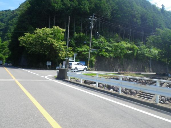 ここを右折して