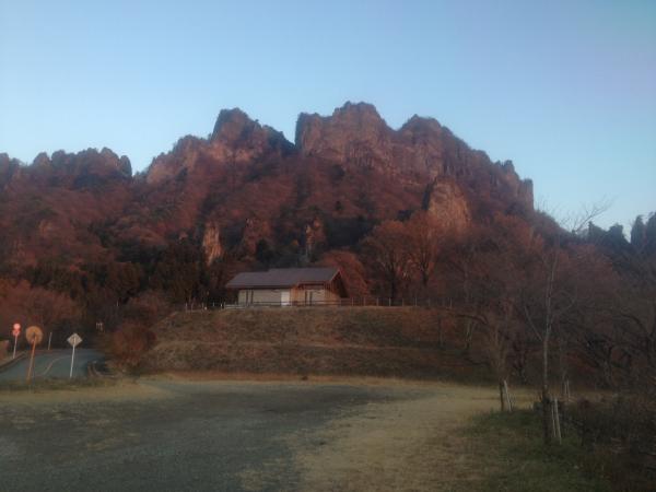 朝の中之嶽神社駐車場にて