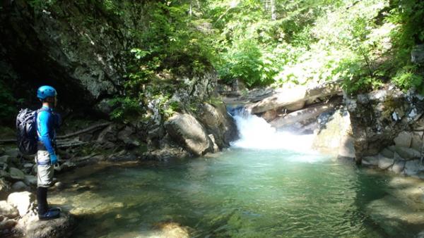 沢日和！綺麗な釜に小滝。序盤の渓相は見事でした。