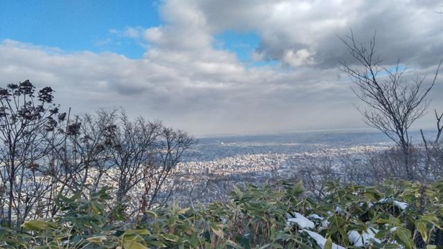 頂上から。ちょっと雲が多めでした