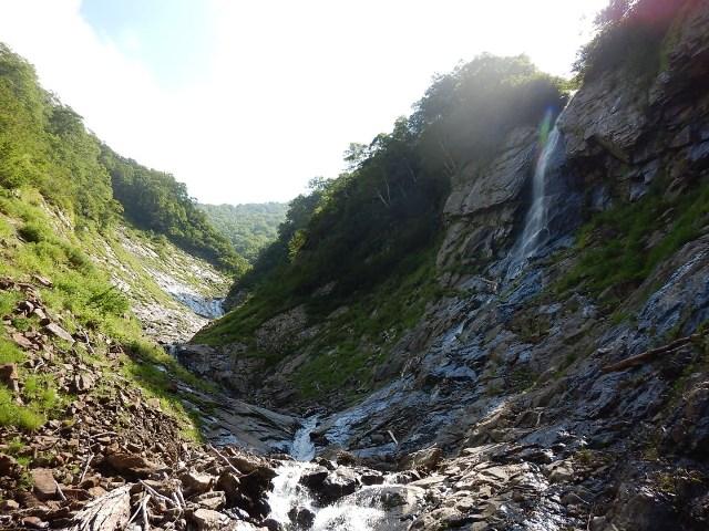 明るい渓相の1599北東面直登沢。豪快な滝が流れ落ちる