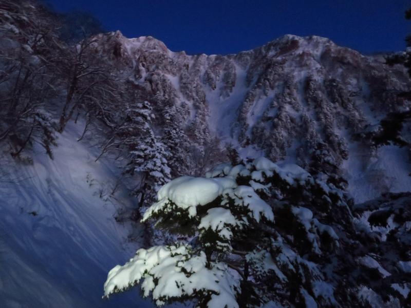 スタートから4時間の尾根上で明るくなってきた