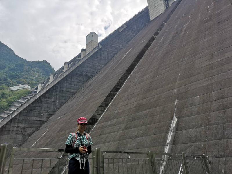 この日一番の巨大建造物・高さ156mの浦山ダム。
