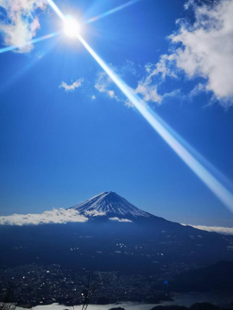 河口湖の上に鎮座する富士山と新年の陽光。