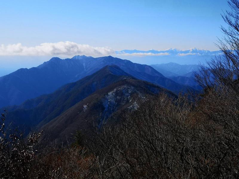 縦走路は富士五湖を囲むように節刀ヶ岳、王岳などへ繋がっています。