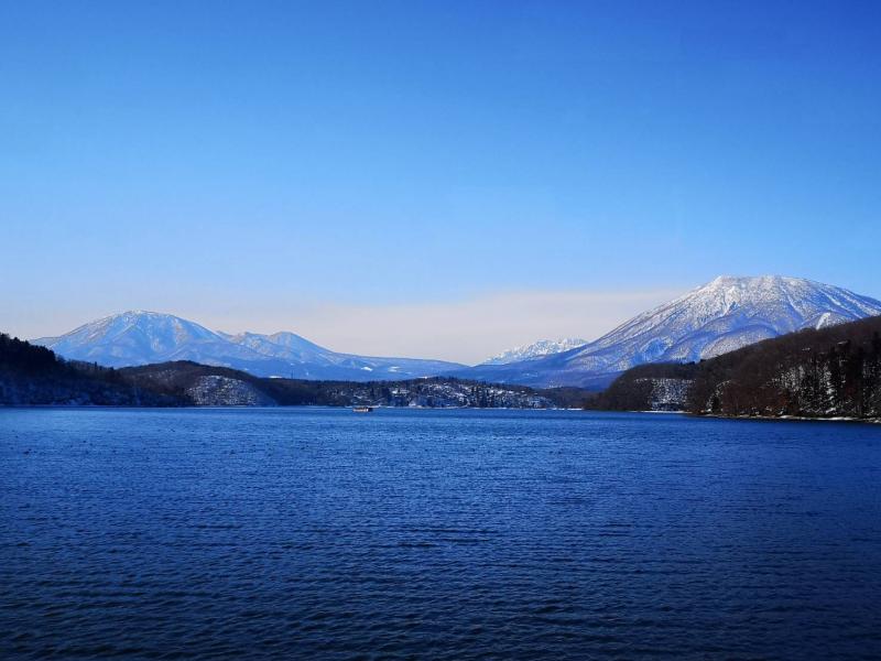 野尻湖から見た風景。左が飯縄山、右は黒姫山。