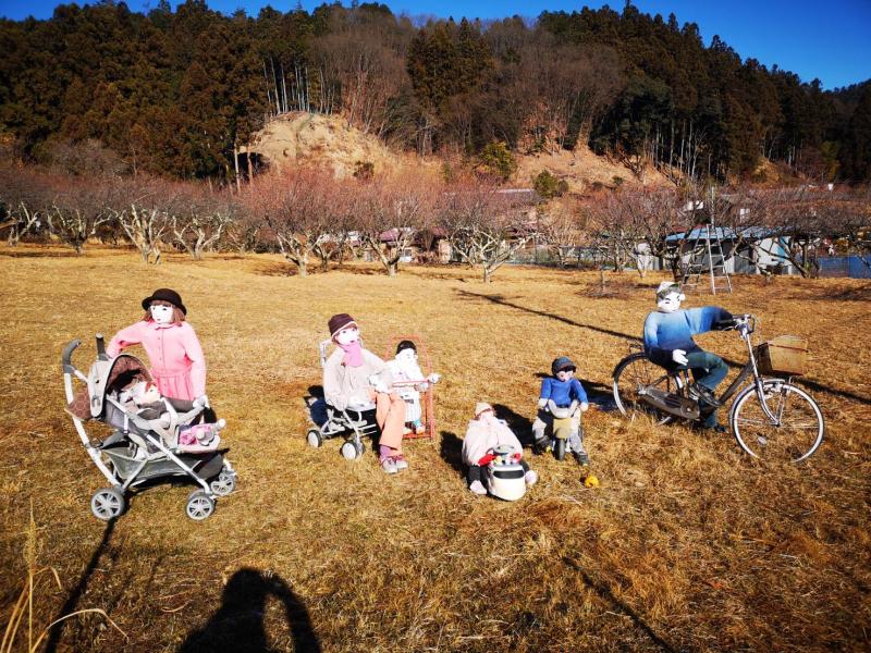 贄川宿はかかしの里。シュールなようで馴染んでるから不思議。