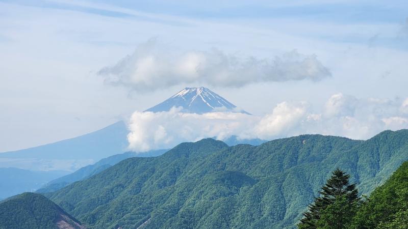 出発前に駐車場から見た富士山。登頂するまでどうかこのままでお願いします。